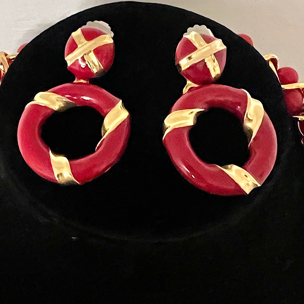 Vintage Lady Remington Red Beaded & Enamel Jewelry Set Necklace & Hoop Earrings - Picture 8 of 8